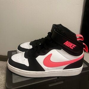 Nike girls size 4.5 like new court bourough mid 2 bg